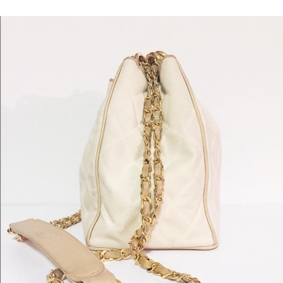 VINTAGE CHANEL Cream and Gold Shoulder Bag with Chain Straps - Picture 6 of 11